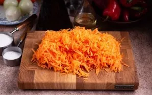 Nulupkite morkas ir sutarkuokite jas stambia tarka.