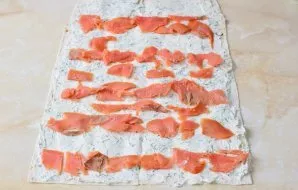 Tada išdėliokite raudoną žuvį.