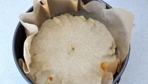 Paruoštą tešlą supilkite ant obuolių formoje.