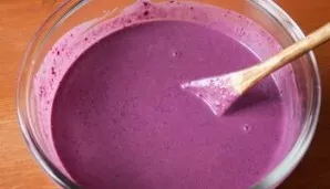 Kai grietinėlės ir želatinos mišinys atvės, sumaišykite jį su mėlynių tyre. Mišinio negalima maišyti, kol jis neatvės.