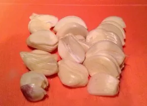 Česnako skilteles supjaustykite griežinėliais.
