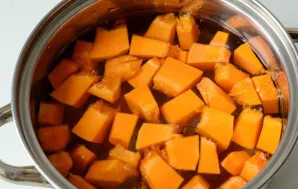 Įpilkite vandens ir užvirinkite. Virkite moliūgą ant silpnos ugnies, kol suminkštės.