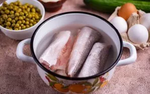 Baltą žuvį sudėkite į puodą su vandeniu ir virkite, kol išvirs.