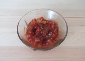 Agurką supjaustykite griežinėliais ir sumaišykite su pomidorų pasta.