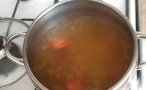 Į verdantį sultinį, iš kurio išėmėte mėsą, pirmiausia perkoškite per smulkų sietelį, sudėkite smulkintą svogūną ir morką. Kai sultinys vė...