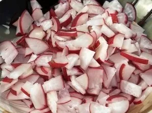 Ridikėlius supjaustykite mažais gabalėliais.