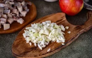 Svogūną supjaustykite mažais kubeliais.