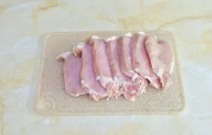 Mėsą supjaustykite porcijomis.