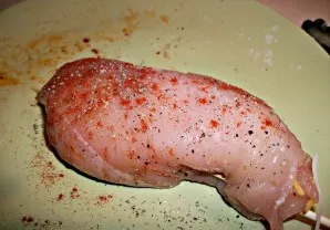 Dabar atsargiai susukite filė į ritinėlį. Siūles sutvirtinkite dantų krapštukais. Pagardinkite druska, paprika ir juodaisiais pipirais.