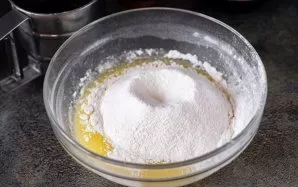 Visus miltus persijokite su kepimo milteliais.