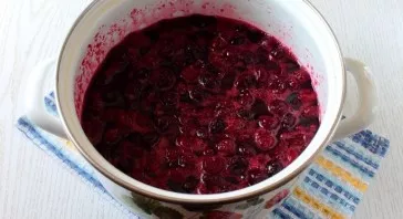 Kai uogienė pavirs apie pusvalandį, supilkite želatiną ir troškinkite ant silpnos ugnies dar 10 minučių. Tarp želatinos ir virimo galite ...