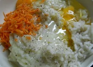 Žuvies filė ir ryžius sumalkite mėsmale. Tada sumaišykite su keptomis daržovėmis ir kiaušiniu. Įberkite druskos ir pipirų pagal skonį.