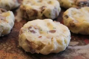 Formuokite kotletus.