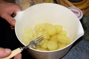 Į bulves įdėkite sviesto, įmuškite kiaušinį, druskos ir pipirų. Sutrinkite į košę.