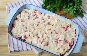 Sumaišykite majonezą su grietine, sudėkite smulkintą česnaką, baziliką, druską ir pipirus. Išmaišykite. Užpilkite padažu troškinį.