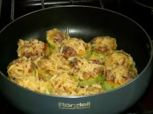 Sutarkuokite sūrį ir pabarstykite juo įdarytas cukinijas. Troškinkite 20–25 minutes. Patiekalas paruoštas patiekti!