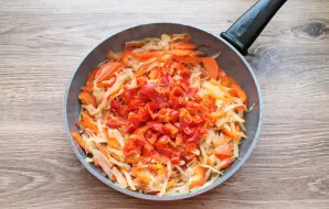 Pomidorą supjaustykite kubeliais ir sudėkite į keptuvę. Kepkite dar 5 minutes.