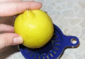 Išspauskite sultis iš pusės citrinos ir supilkite jas į salotų dubenį.