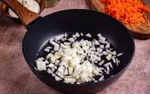 Įkaitinkite augalinį aliejų keptuvėje ir sudėkite smulkintą svogūną. Kepkite ant vidutinės ugnies, kol suminkštės, reguliariai maišydami ...