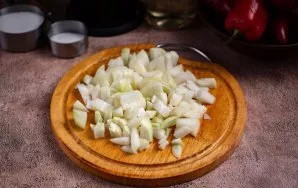 Nulupkite svogūną ir supjaustykite mažais kubeliais.