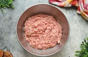 Viską gerai išmaišykite iki vientisos masės ir išmuškite maltą mėsą. Įdėkite maltą mėsą į delną ir įmeskite atgal. Pakartokite 10–15 kartų.
