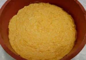 Gautą tešlą sudėkite į paruoštą kepimo formą (silikoninės kepimo formos nereikia tepti riebalais) ir pašaukite į iki 180 laipsnių įkaitin...