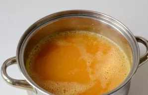 Moliūgą sutrinkite trintuvu. Vandens nenupilkite.