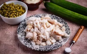 Tada žuvies minkštimą atskirkite nuo kaulų, pincetu pašalindami mažesnius kaulus. Žuvį supjaustykite mažais gabalėliais.