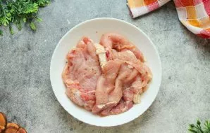 Į kiaulieną įpilkite padažo, gerai išmaišykite, uždenkite dubenį mėsa ir padėkite į šaldytuvą dviem valandoms.