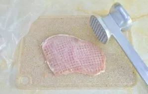 Kiekvieną mėsos gabalėlį sumuškite mėsos plaktuku.