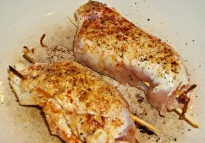 Keptuvėje (kurią vėliau galima pašauti į orkaitę) įkaitinkite augalinį aliejų ir sudėkite vištienos krūtinėlę. Kepkite iki auksinės rudos...