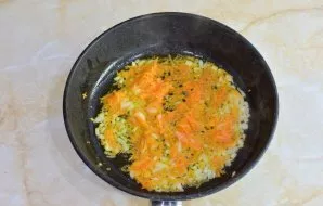 Į įkaitintą keptuvę supilkite šiek tiek augalinio aliejaus ir kepkite daržoves 3–4 minutes ant silpnos ugnies.