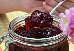 Supilkite paruoštą uogienę į stiklainius, užsukite ir padėkite į vietą. Ji labai gerai laikoma ne tik rūsyje, bet ir sandėliuke.