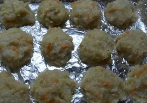 Suformuokite kukulius ir sudėkite juos ant kepimo skardos, išklotos folija.
