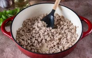 Kepkite maltą mėsą ant vidutinės ugnies, maišydami mentele, kol ji pakeis spalvą.