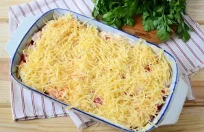 Ant viršaus užberkite smulkiai tarkuoto kietojo sūrio. Kepkite orkaitėje 20 minučių 180 laipsnių temperatūroje.