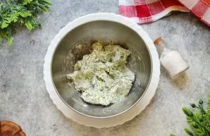 Į mišinį įberkite druskos ir gerai išmaišykite.