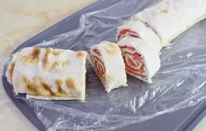 Prieš patiekiant, supjaustykite vyniotinį gabalėliais ir sudėkite į lėkštę.