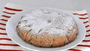 Iškepusį pyragą atsargiai išimkite iš formos ir pabarstykite cukraus pudra. Patiekite atvėsusį pyragą.