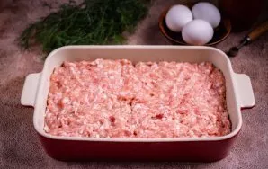 Ant viršaus sluoksniu paskleiskite maltą mėsą.