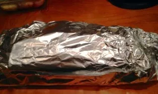 Sandariai suvyniokite mėsą į foliją ir kepkite iki 180 laipsnių įkaitintoje orkaitėje valandą. Jei norite, kad mėsa labiau apskrustų, kep...