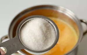 Įberkite cukraus ir citrinos rūgšties. Užvirinkite sultis ir virkite ant silpnos ugnies 2–4 minutes.