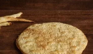 Kepkite kiekvieną pyragą orkaitėje 10 minučių 200 laipsnių temperatūroje kartu su papuošimais.