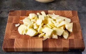 Obuolius nulupkite aštriu peiliu, išimkite sėklas ir supjaustykite minkštimą plonais, mažais griežinėliais.