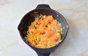 Tada į keptuvę sudėkite morkas. Viską kartu kepkite dar 2–3 minutes.