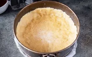 Kepimo skardą išklokite kepimo popieriumi. Į paruoštos skardos dugną sudėkite didžiąją dalį tešlos ir suformuokite pyrago pagrindą su maž...