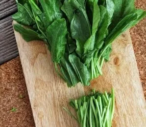 Tada smulkiai supjaustome rūgštynes. Sriubai paruošti naudojame tik rūgštynių lapus.