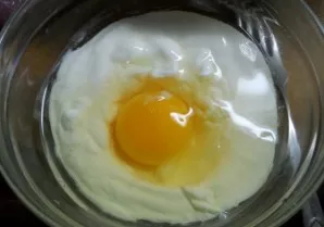 Paruoškime padažą. Sumaišykite vieną kiaušinį su grietine.
