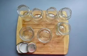 Kadangi uogienėje yra minimalus cukraus kiekis, konservavimui sudėkite ją karštą į iš anksto sterilizuotus stiklainius. Uždarykite stikla...