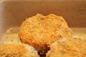 Sudėkite kotletus į riebalais pateptą kepimo skardą. Kepkite orkaitėje 30–40 minučių 190 laipsnių temperatūroje.